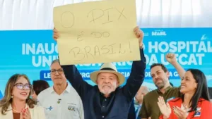 em-goias,-lula-exibe-cartaz-em-defesa-do-pix-e-critica-tarifa-de-25%-dos-eua