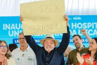em-goias,-lula-exibe-cartaz-em-defesa-do-pix-e-critica-tarifa-de-25%-dos-eua