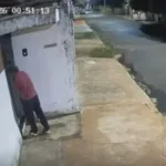 com-vara-improvisada,-homem-“pesca”-bolsa-por-janela-de-casa-e-acaba-preso-em-itumbiara