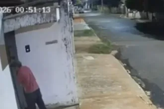 com-vara-improvisada,-homem-“pesca”-bolsa-por-janela-de-casa-e-acaba-preso-em-itumbiara