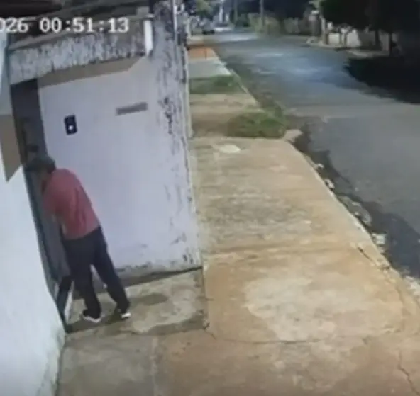 com-vara-improvisada,-homem-“pesca”-bolsa-por-janela-de-casa-e-acaba-preso-em-itumbiara