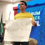 em-resposta-a-lula,-flavio-exibe-cartaz-com-mensagem-‘o-pix-e-do-brasil-e-do-bolsonaro’