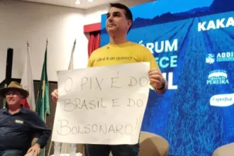 em-resposta-a-lula,-flavio-exibe-cartaz-com-mensagem-‘o-pix-e-do-brasil-e-do-bolsonaro’