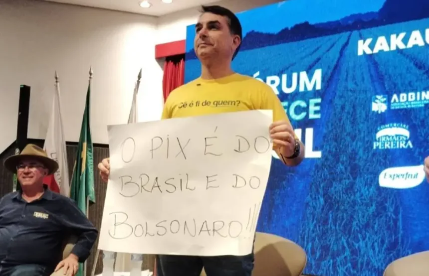 em-resposta-a-lula,-flavio-exibe-cartaz-com-mensagem-‘o-pix-e-do-brasil-e-do-bolsonaro’