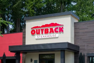 mulher-processa-outback-steakhouse-por-us$-1,5-milhao-apos-escorregar-em-pure-de-batata-na-virginia