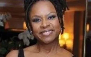 robin-quivers-anuncia-que-esta-livre-de-cancer-apos-14-anos-de-tratamento