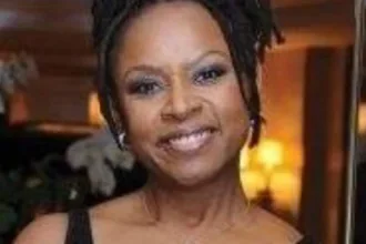 robin-quivers-anuncia-que-esta-livre-de-cancer-apos-14-anos-de-tratamento