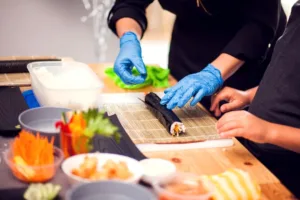 aulas-de-sushi-para-iniciantes-crescem-em-toquio-e-atraem-turistas-do-mundo-todo
