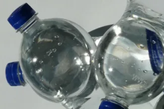 crystal-recolhe-lote-de-agua-mineral-apos-identificacao-de-bacteria,-diz-anvisa
