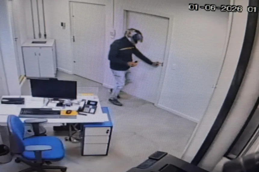 seguranca-e-preso-suspeito-de-furtar-armas-em-cofre-de-banco