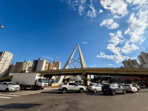 obras-no-monumento-dos-dois-marcos-mudam-transito-nas-avenidas-85-e-t-63-no-feriado;-veja-rotas
