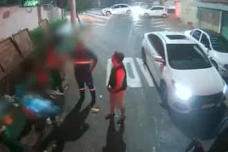 perito-criminal-e-flagrado-agredindo-e-ameacando-coletores-de-lixo-em-goiania;-video