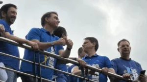 flavio-e-ovacionado-e-messias-se-isola-em-trio-da-marcha-para-jesus-–-poder360