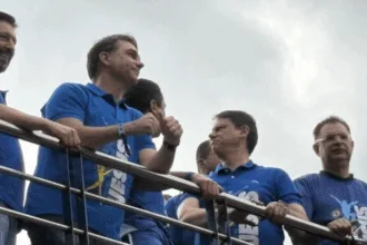 flavio-e-ovacionado-e-messias-se-isola-em-trio-da-marcha-para-jesus-–-poder360