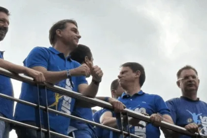 flavio-e-ovacionado-e-messias-se-isola-em-trio-da-marcha-para-jesus-–-poder360