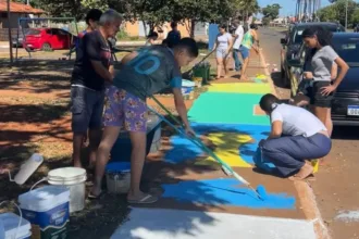 ‘tia,-bora-pintar’:-avenida-de-trindade-ganha-novas-cores-para-copa
