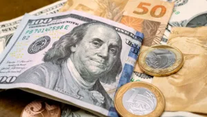 dolar-fecha-acima-de-r$-5,15,-no-maior-patamar-em-dois-meses,-e-ibovespa-cai-com-maior-chance-de-alta-dos-juros-americanos-–-valor-economico