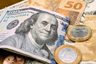 dolar-fecha-acima-de-r$-5,15,-no-maior-patamar-em-dois-meses,-e-ibovespa-cai-com-maior-chance-de-alta-dos-juros-americanos-–-valor-economico