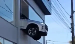 carro-fica-pendurado-no-1o-andar-de-loja-apos-manobra-de-funcionario.-veja-video