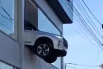 carro-fica-pendurado-no-1o-andar-de-loja-apos-manobra-de-funcionario.-veja-video