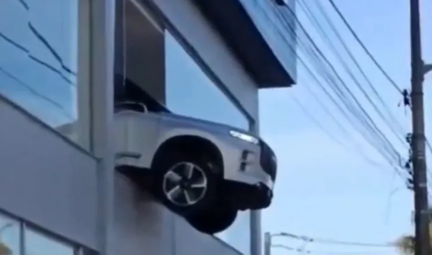 carro-fica-pendurado-no-1o-andar-de-loja-apos-manobra-de-funcionario.-veja-video