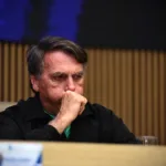 bolsonaro-apresenta-solucos-acima-da-media,-mostra-relatorio-medico