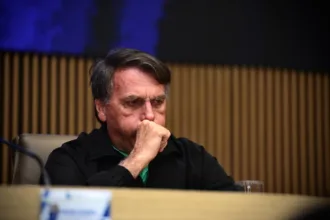 bolsonaro-apresenta-solucos-acima-da-media,-mostra-relatorio-medico