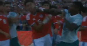 e-futebol-ou-boxe?-atacante-de-portugal-acerta-soco-na-cara-de-zagueiro-chileno-do-atletico-mg-–-r7-esportes