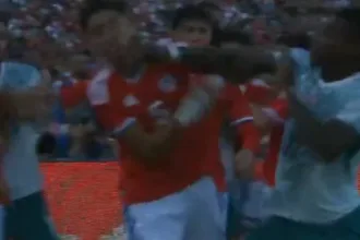 e-futebol-ou-boxe?-atacante-de-portugal-acerta-soco-na-cara-de-zagueiro-chileno-do-atletico-mg-–-r7-esportes