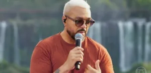 belo-faz-piada-com-criticas-a-hino-cantado-com-alcione-no-maracana-–-uol