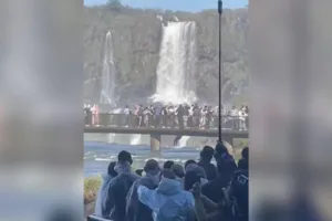 turista-pula-nas-aguas-das-cataratas-do-iguacu-para-recuperar-celular.-video