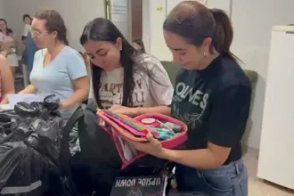 pais-de-vitimas-do-acidente-na-go-518-recebem-materiais-escolares-dos-filhos-em-goias