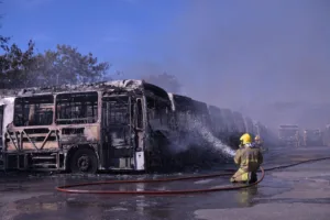 pbh-e-setrabh-mobilizam-operacao-para-minimizar-impactos-de-incendio-em-garagem-de-onibus-–-o-tempo