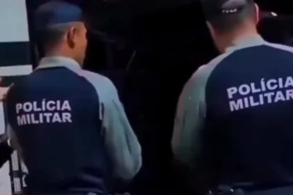 pms-de-goias-cantam-parabens-para-aniversariante-preso-em-camburao,-e-corregedoria-apura;-veja-video