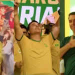 flavio-bolsonaro-lanca-jingle-sertanejo-e-aposta-em-slogan-“vem-com-fe”;-assista