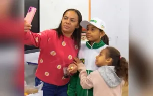 alunos-de-rio-verde-se-despedem-dos-pais-e-embarcam-para-imersao-em-portugal;-video