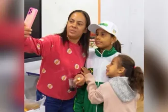 alunos-de-rio-verde-se-despedem-dos-pais-e-embarcam-para-imersao-em-portugal;-video