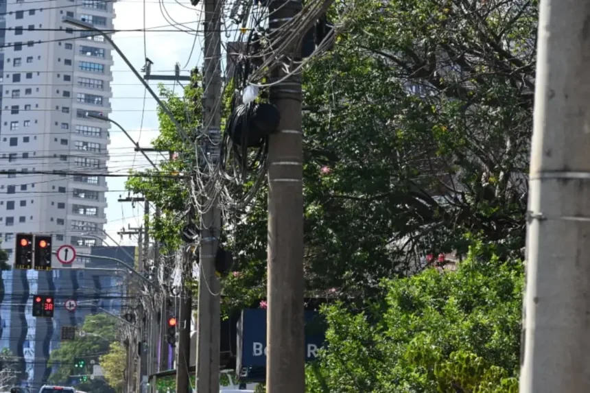 empresas-podem-ser-interditadas-e-receber-multas-de-ate-r$-40-mil-por-fios-soltos-em-goiania