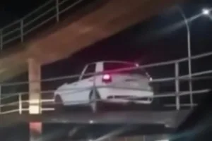 Carro na passarela de pedestres na BR-060 em Acreúna