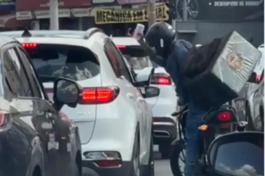 motociclista-quebra-retrovisor,-amassa-carro-e-persegue-motorista-durante-briga-de-transito-em-goiania