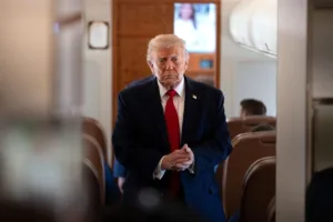 taxa-de-aprovacao-de-trump-segue-perto-de-minima-historica,-diz-pesquisa-–-valor-economico