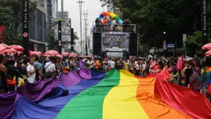 parada-lgbt+-reforca-distancia-da-direita-e-contrasta-com-marcha-para-jesus