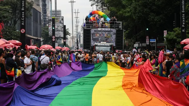parada-lgbt+-reforca-distancia-da-direita-e-contrasta-com-marcha-para-jesus