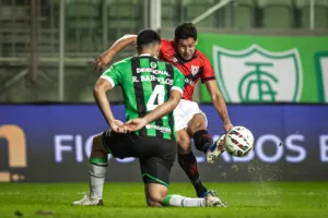 Atlético derrota América-MG em jogo emocionante