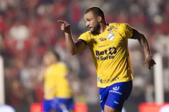 Vila Nova Série B: André Luís comemora gol contra Botafogo-SP