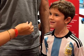 morador-de-goiania,-pequeno-fa-de-messi-diz-que-torceria-pela-argentina-ate-contra-brasil
