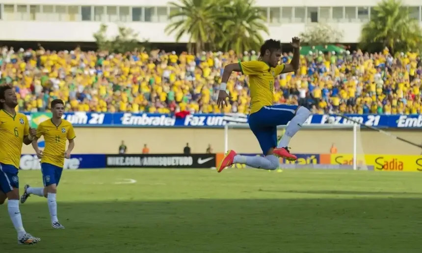 selecao-ja-trouxe-ronaldo,-romario,-zico,-bebeto-e-socrates-para-goiania;-relembre