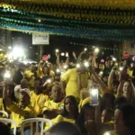 casal-escolhe-rua-7-c,-no-garavelo,-para-acompanhar-jogos-do-brasil-na-copa:-‘energia-boa’