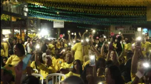 casal-escolhe-rua-7-c,-no-garavelo,-para-acompanhar-jogos-do-brasil-na-copa:-‘energia-boa’