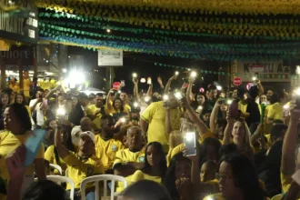 casal-escolhe-rua-7-c,-no-garavelo,-para-acompanhar-jogos-do-brasil-na-copa:-‘energia-boa’